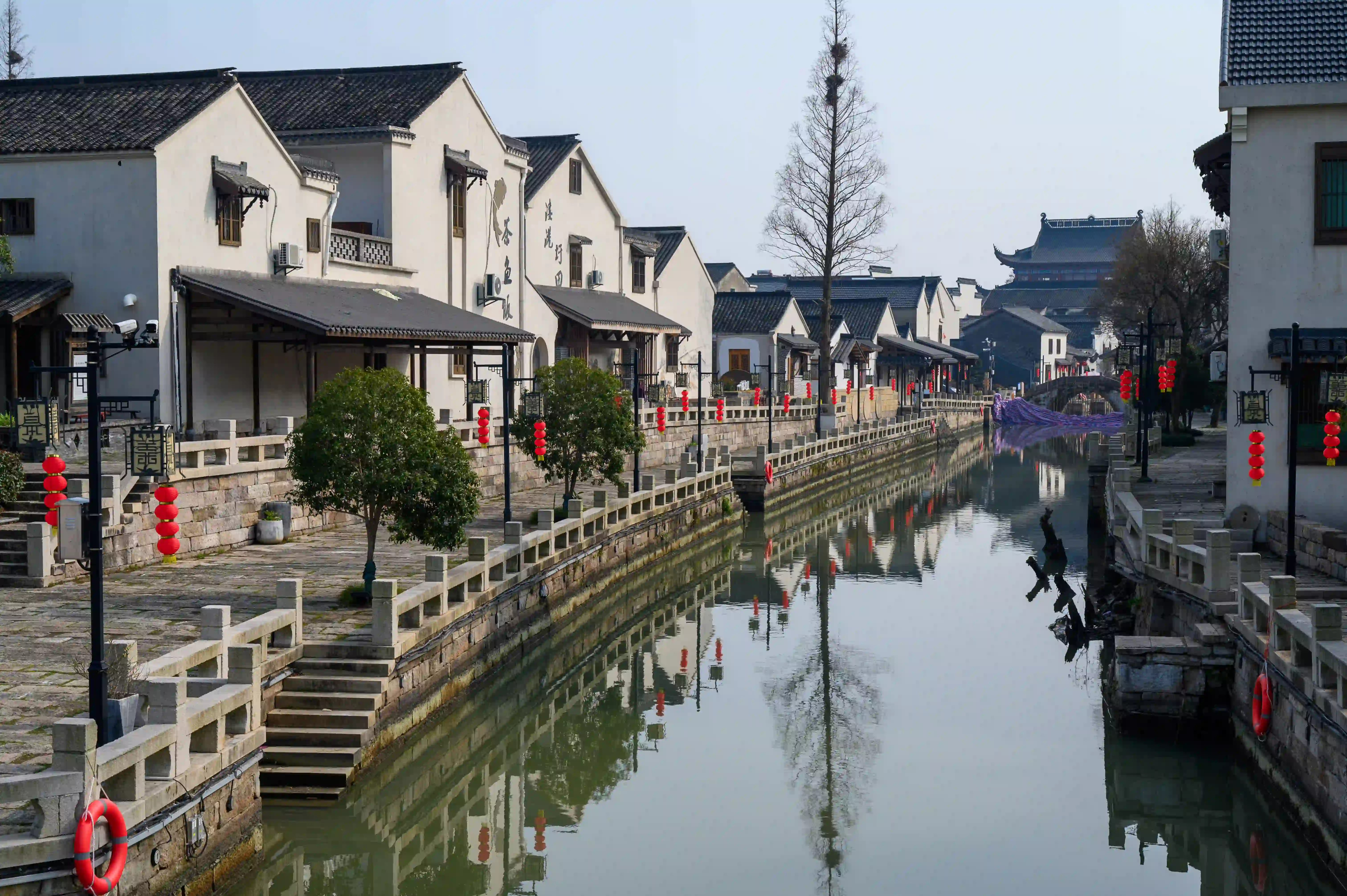 河岸两侧景色 河岸两侧景色