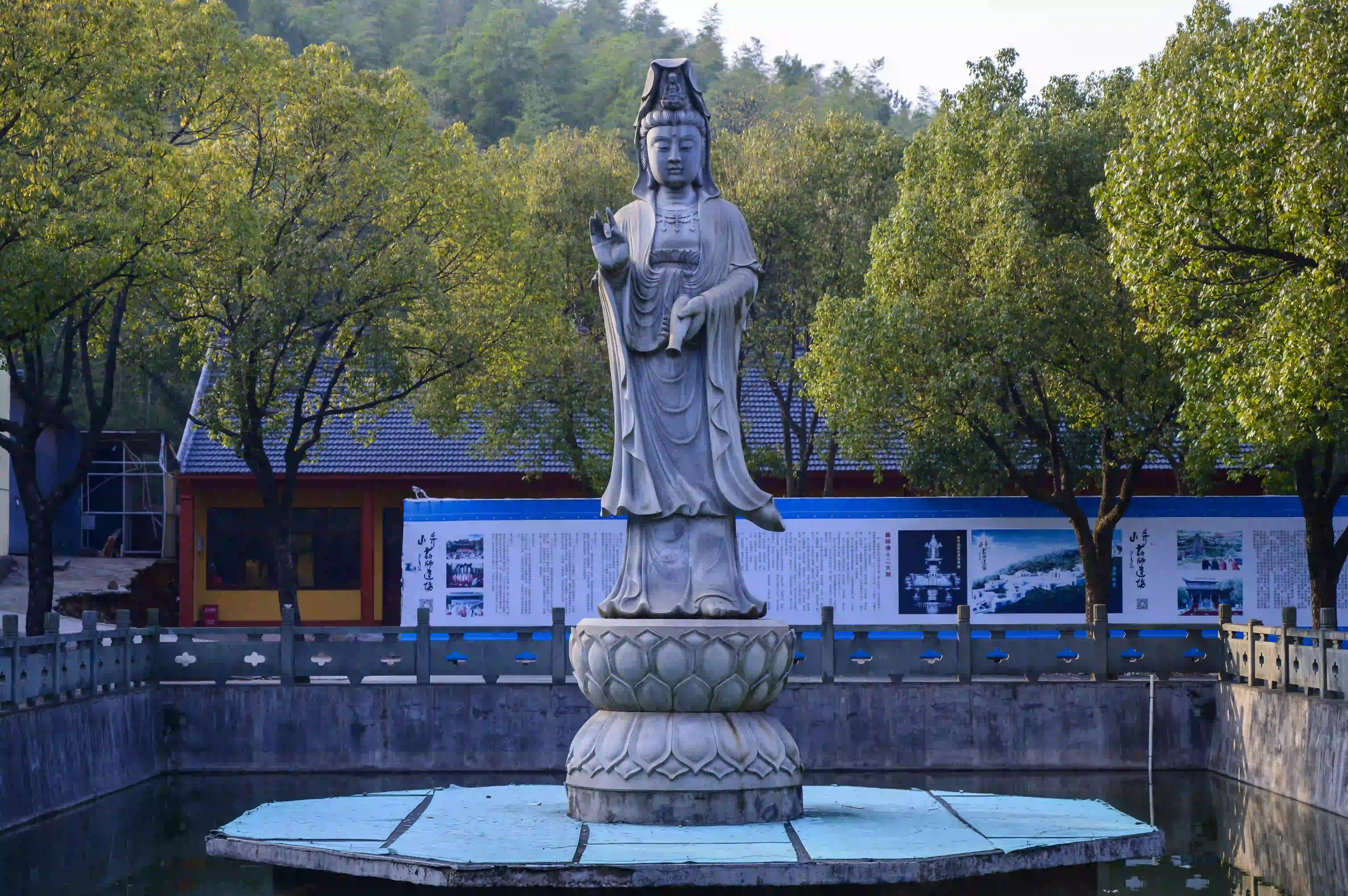 立于水面上的菩萨像 立于水面上的菩萨像