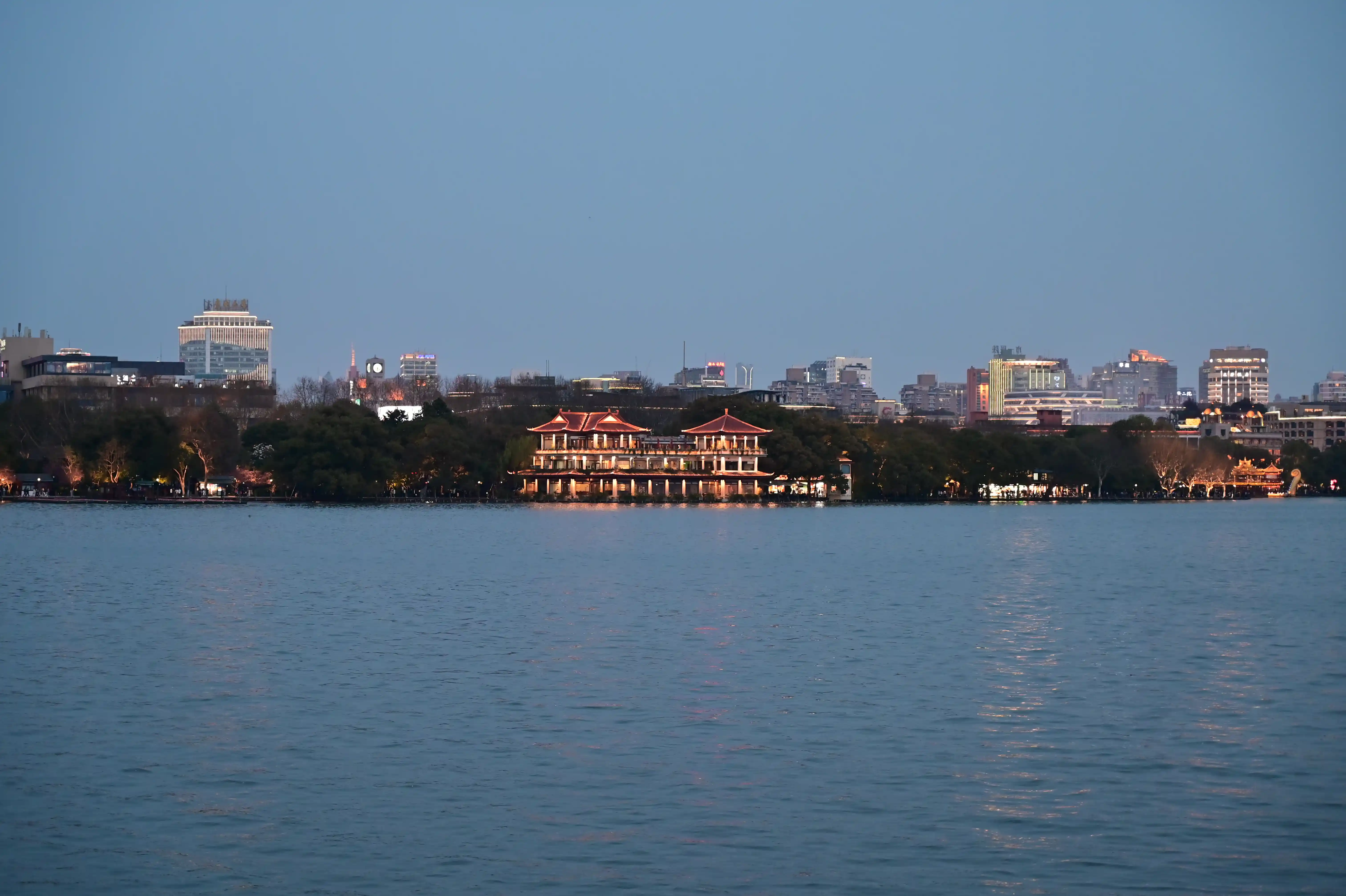 开始亮灯的城市夜景 开始亮灯的城市夜景
