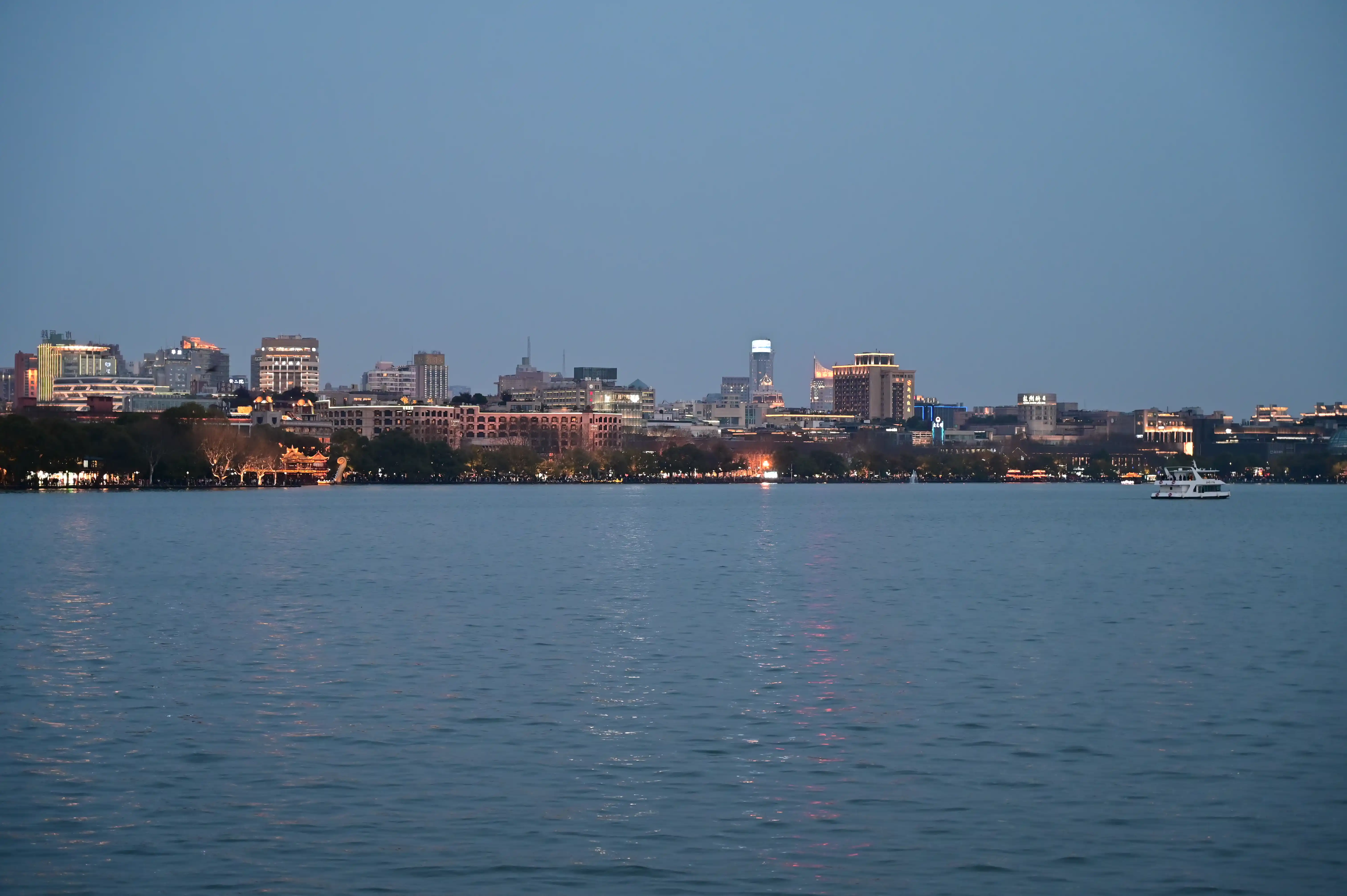 开始亮灯的城市夜景 开始亮灯的城市夜景