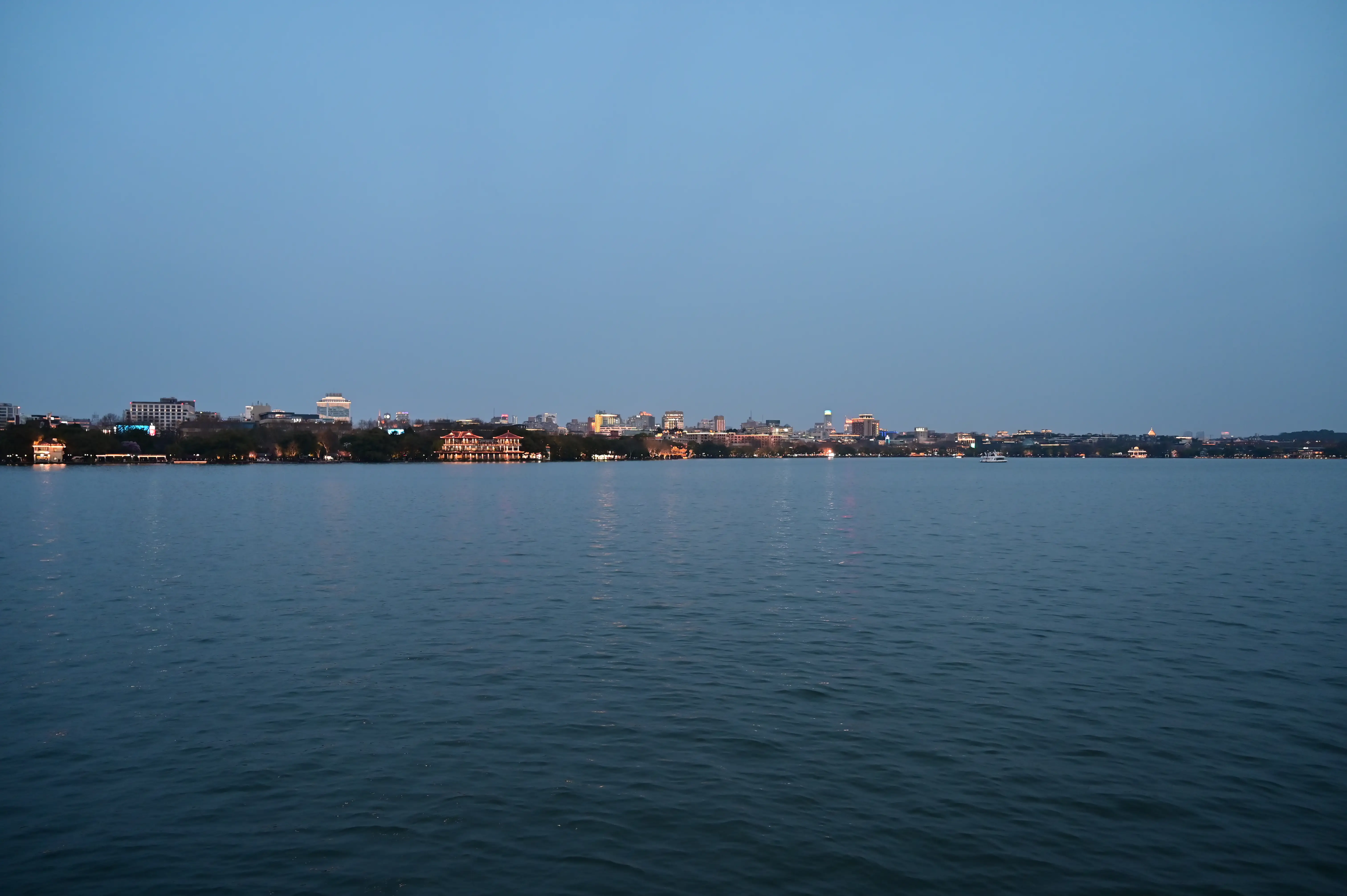 开始亮灯的城市夜景 开始亮灯的城市夜景