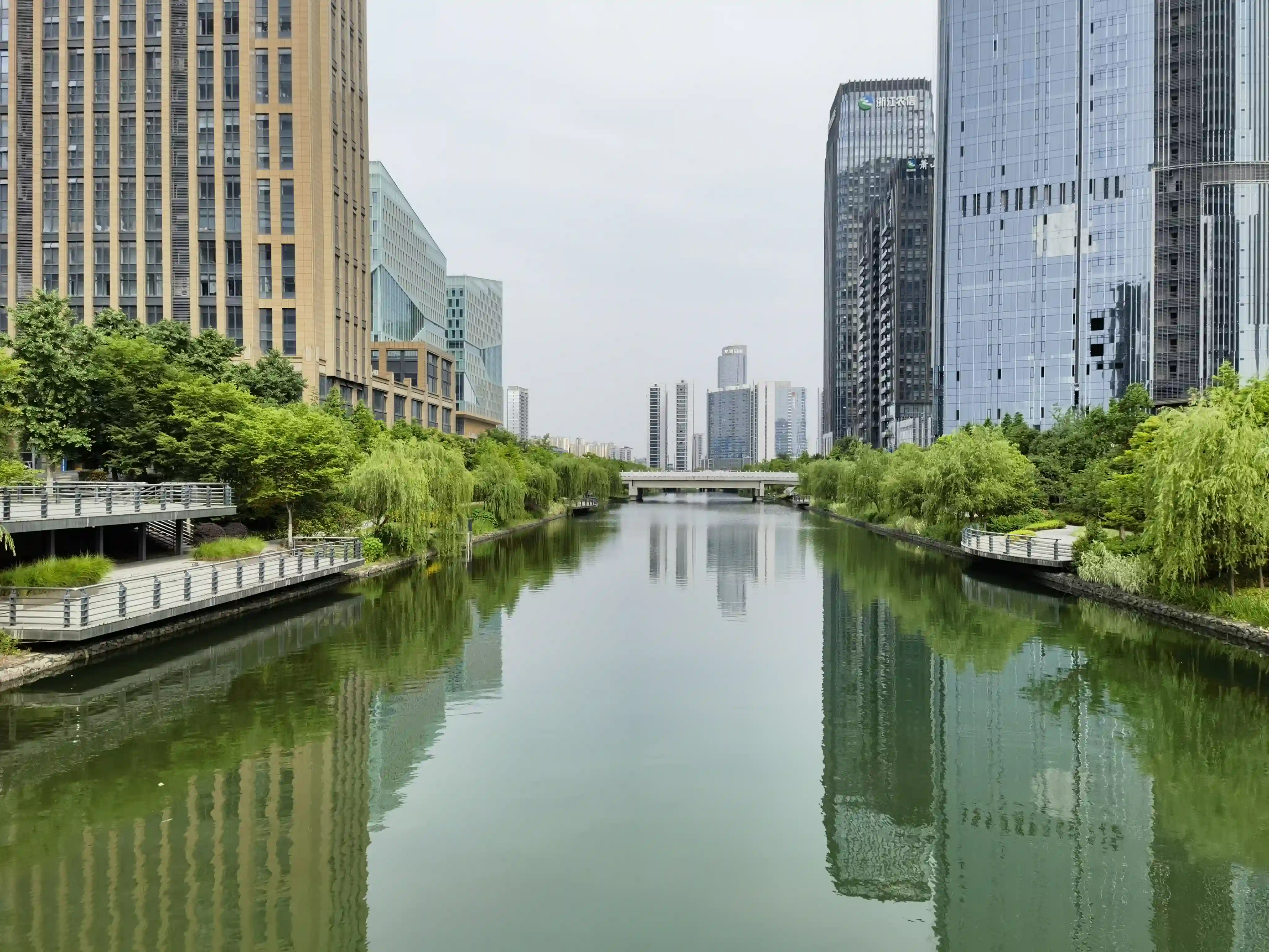 高楼间河道景色 高楼间河道景色