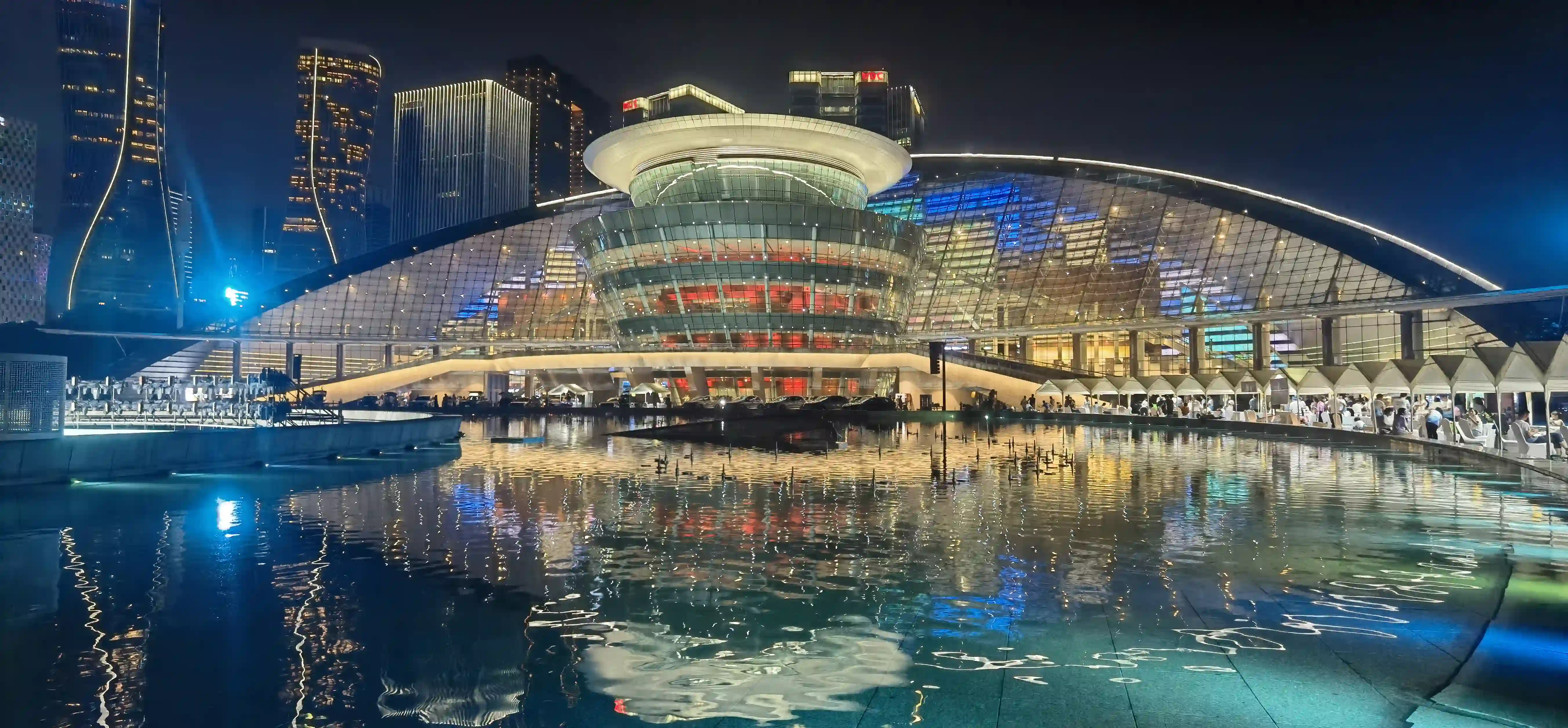 杭州大剧院前的大水池 杭州大剧院前的大水池