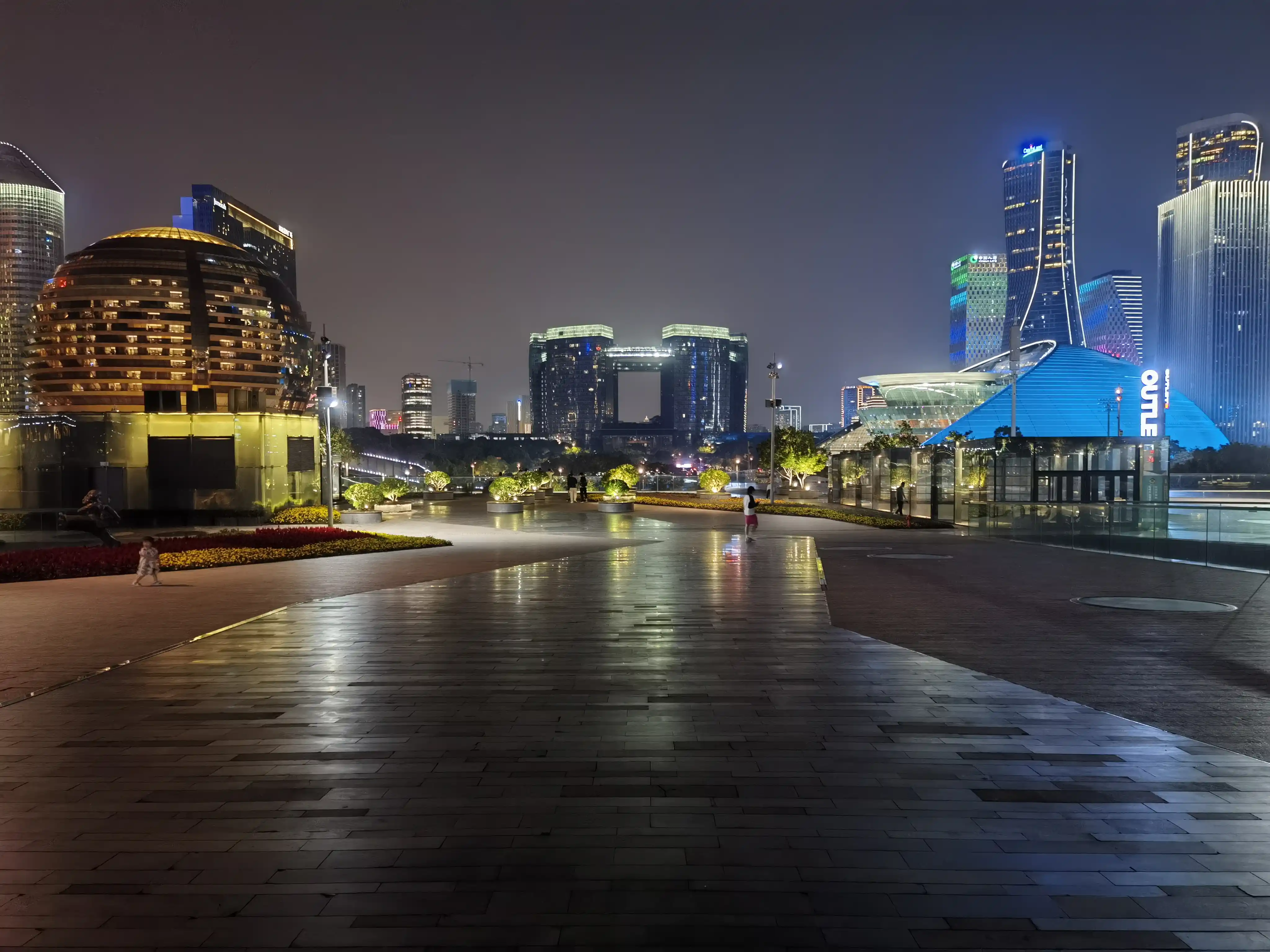 城市阳台前的夜景 城市阳台前的夜景