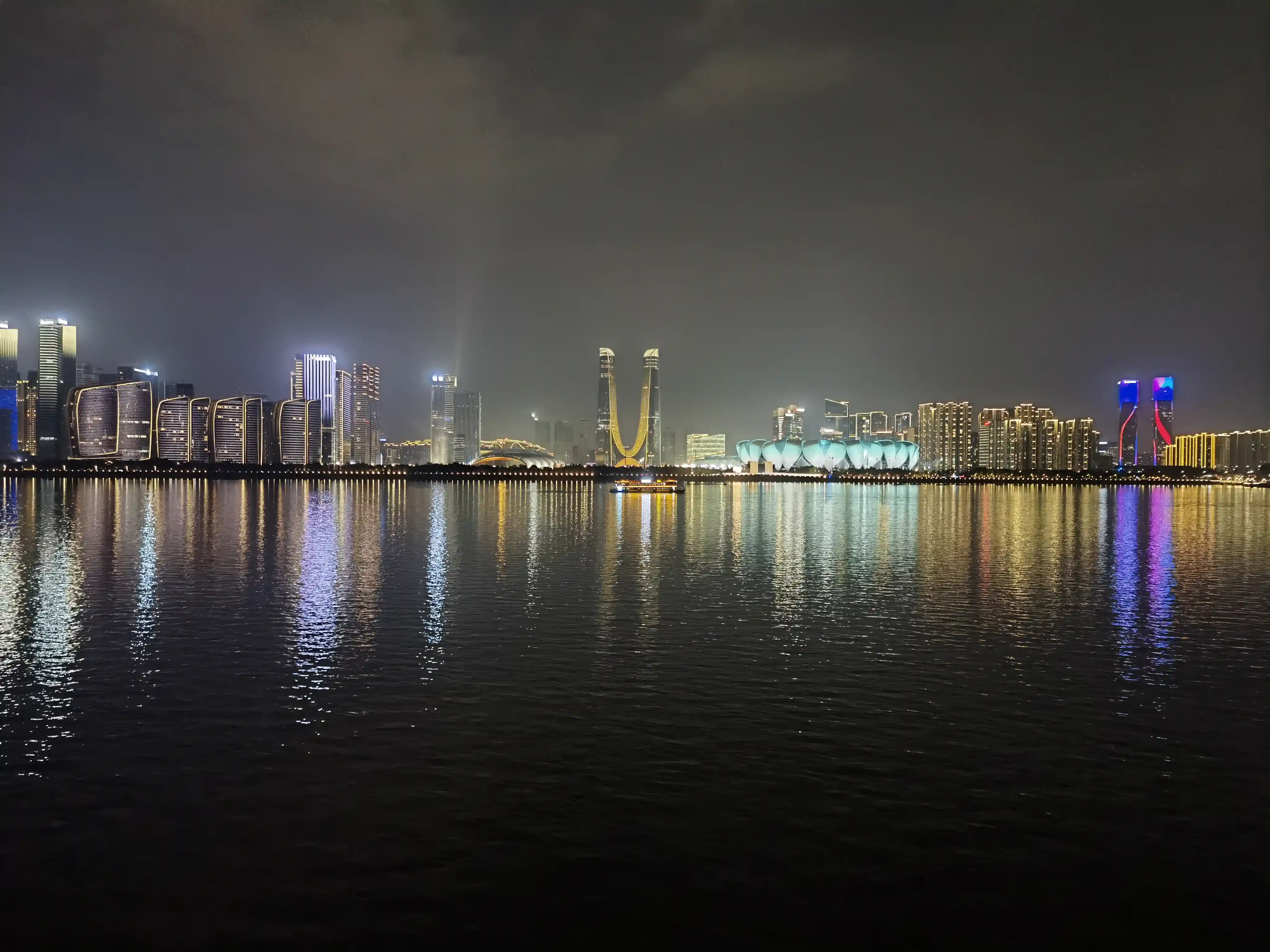 夜晚亮灯的奥体中心 夜晚亮灯的奥体中心
