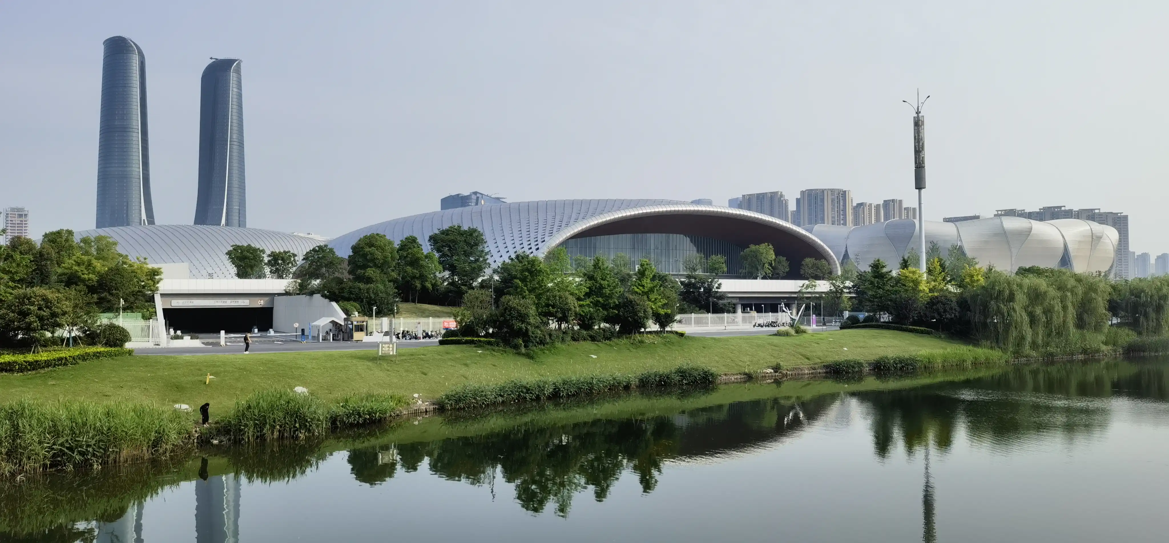 杭州奥体中心游泳馆河边的景色 杭州奥体中心游泳馆河边的景色