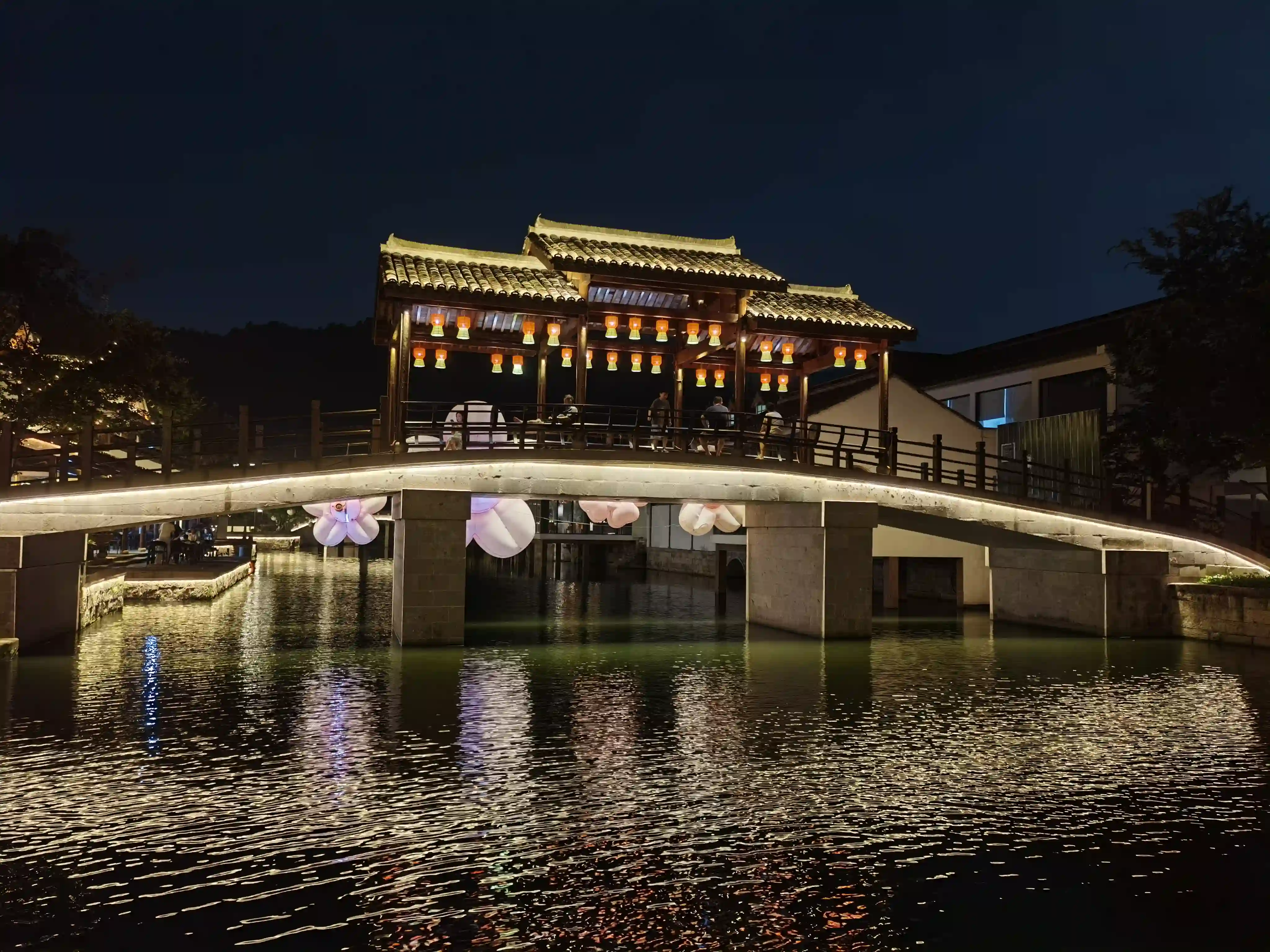 横跨河面的廊桥 横跨河面的廊桥