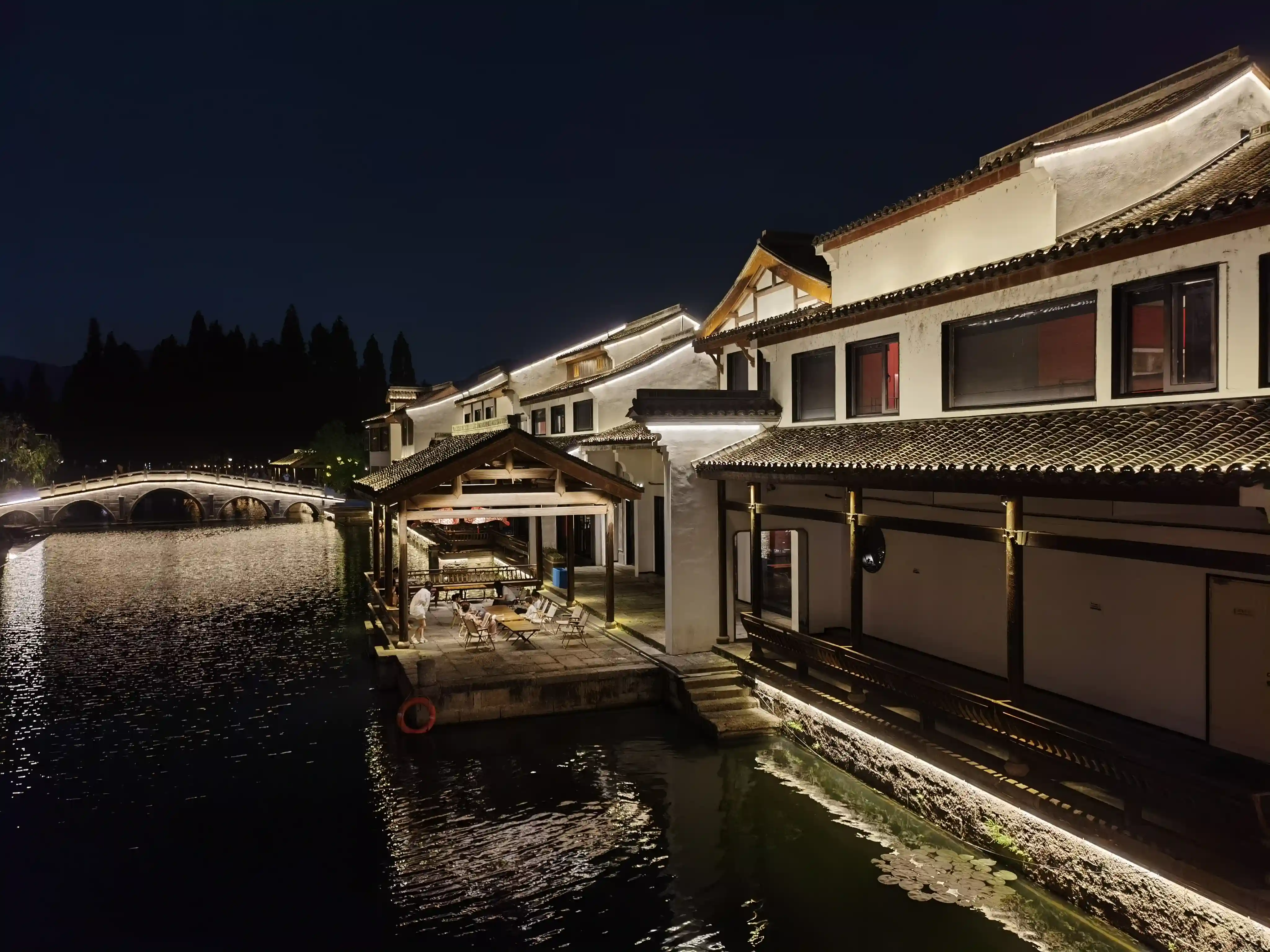 河边的夜景 河边的夜景