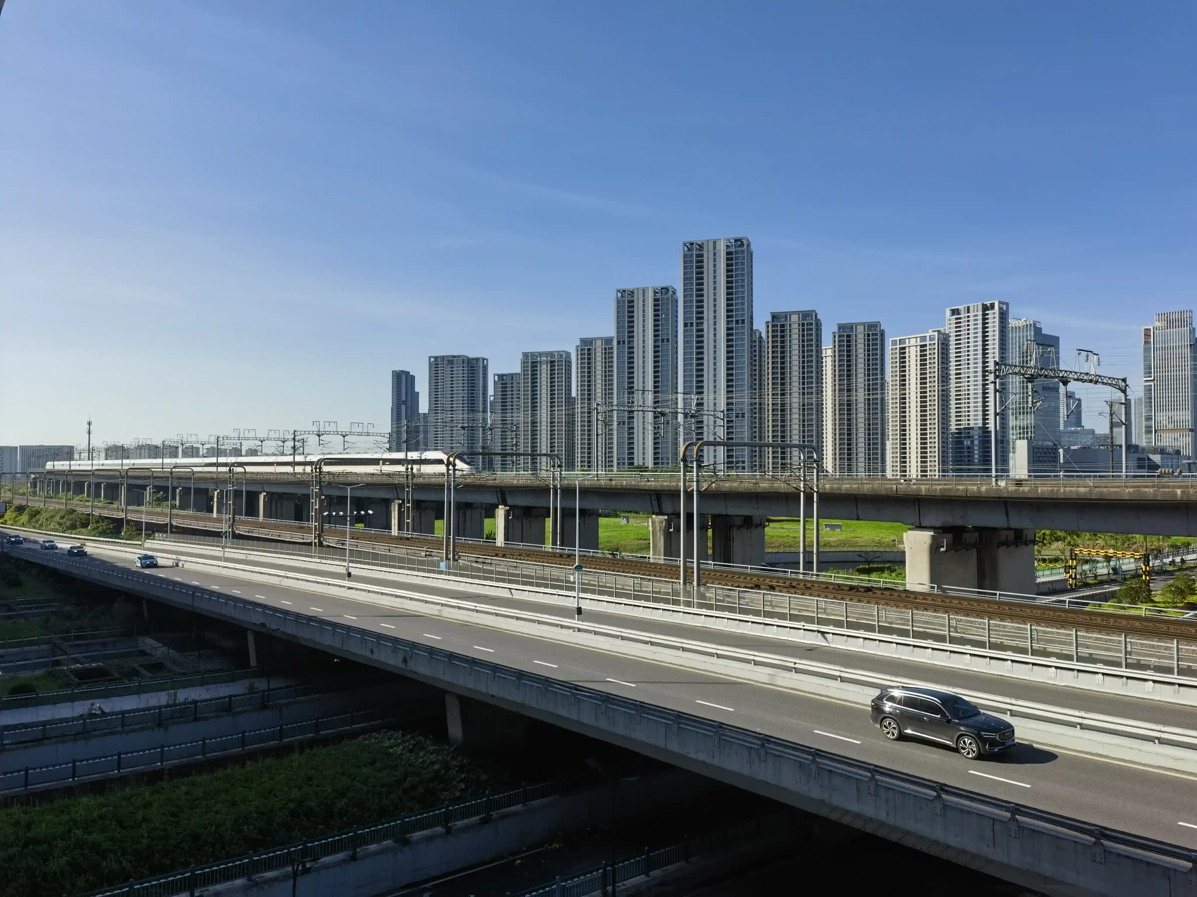疾驰而来即将过江的高铁列车 疾驰而来即将过江的高铁列车