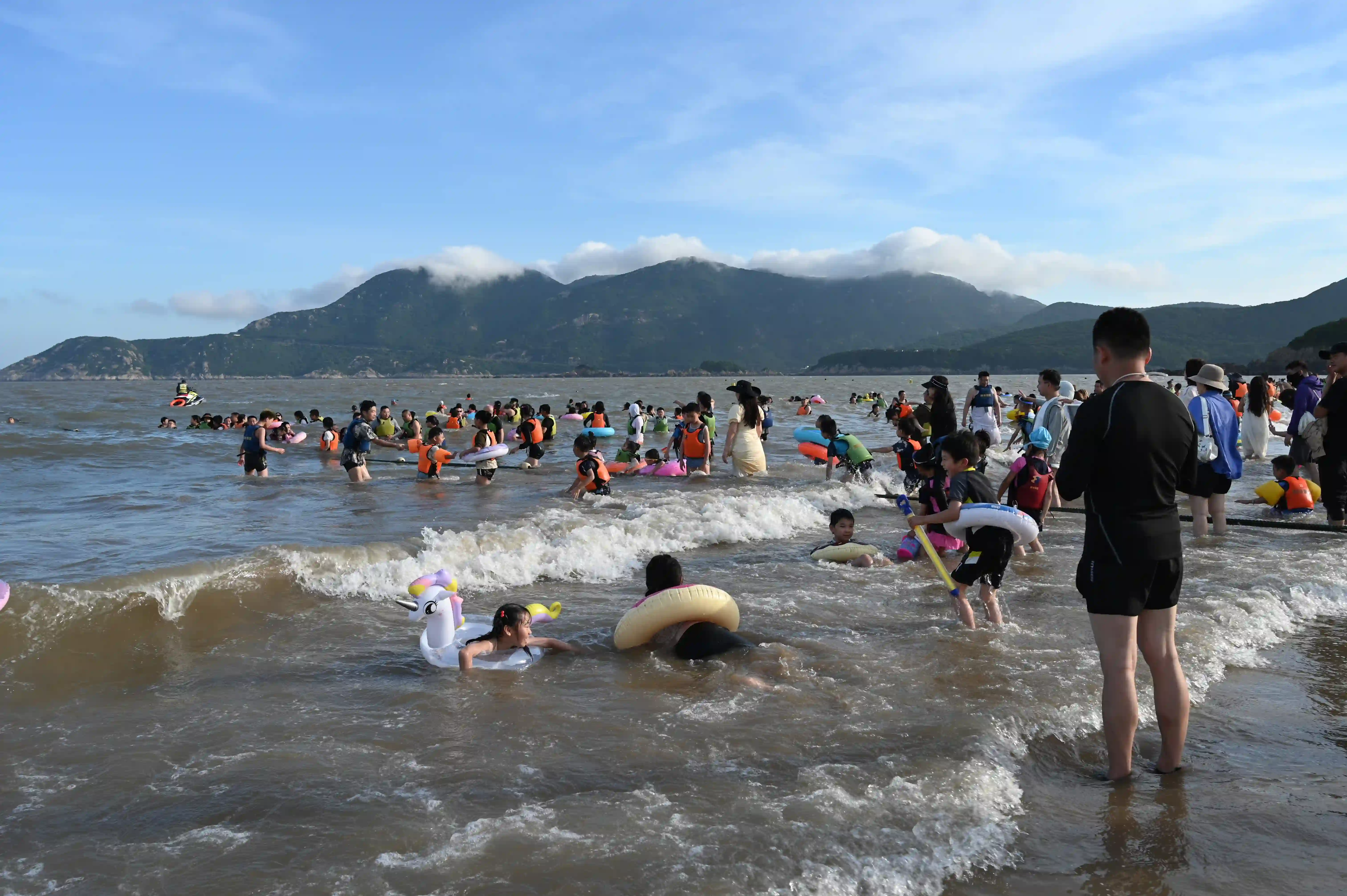 海水里玩的开心的小孩子 海水里玩的开心的小孩子