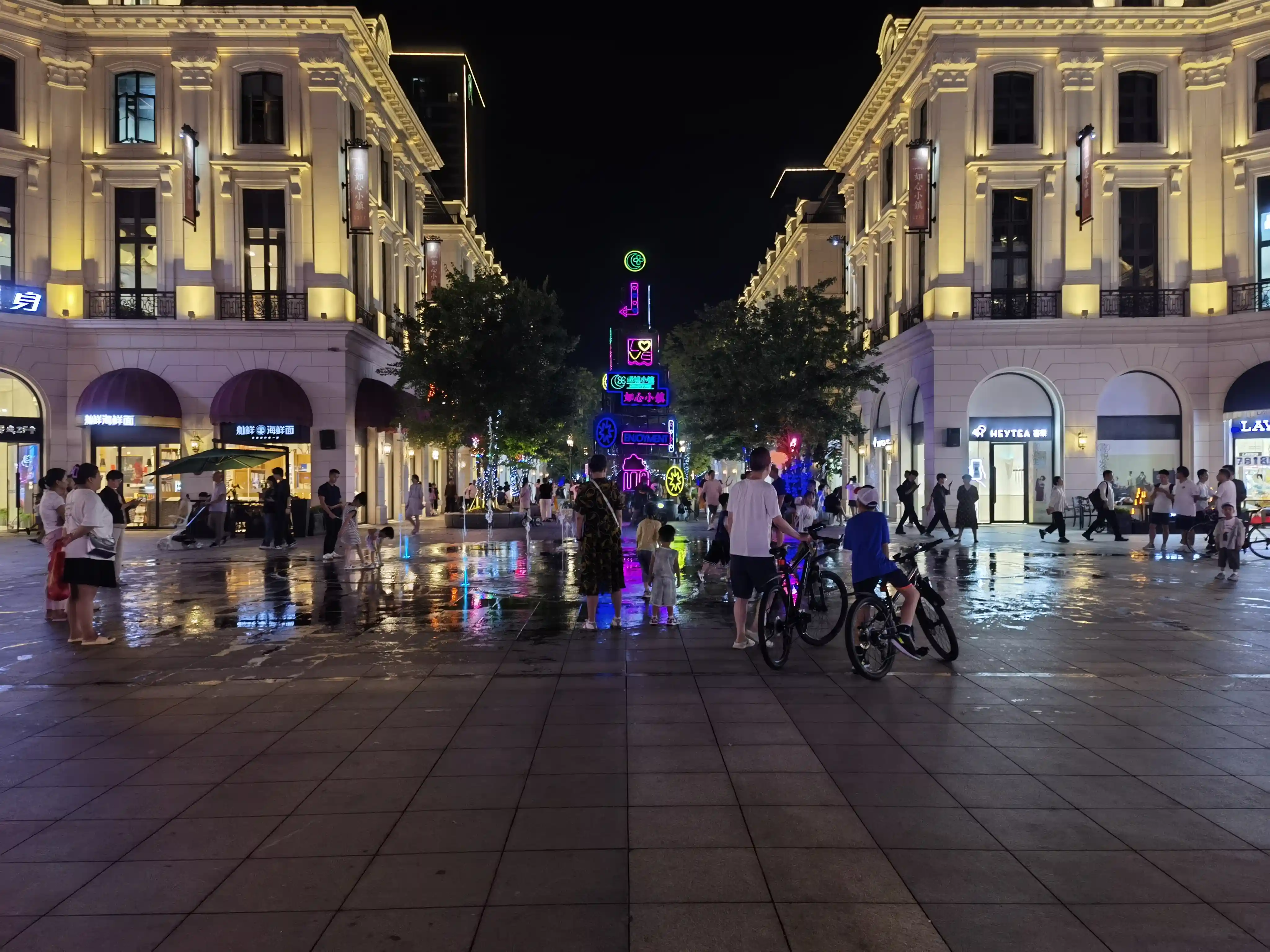 夜间出来嬉戏的人们 夜间出来嬉戏的人们