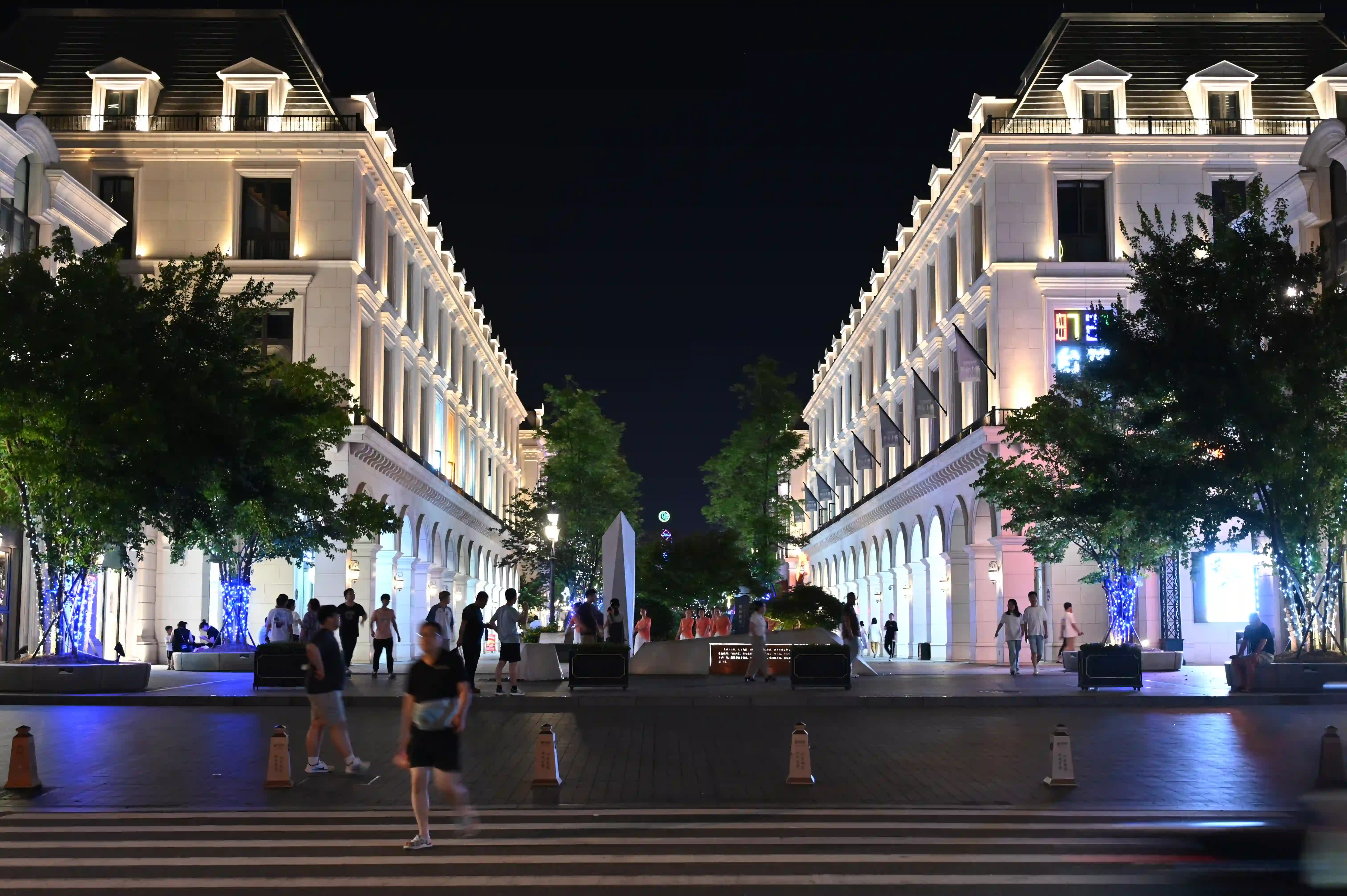 夜间的街头景象 夜间的街头景象
