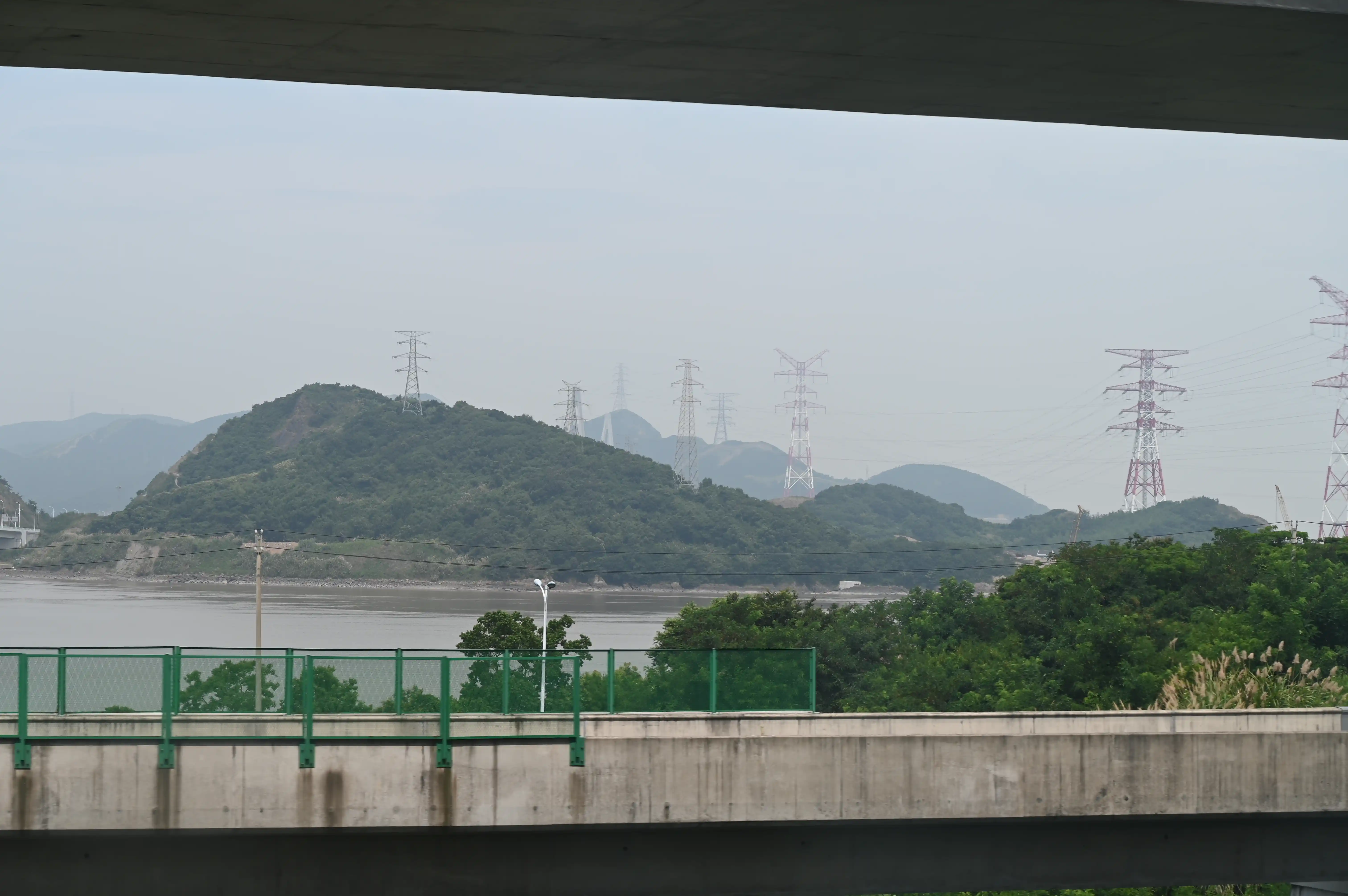 远处小岛上的输电塔 远处小岛上的输电塔