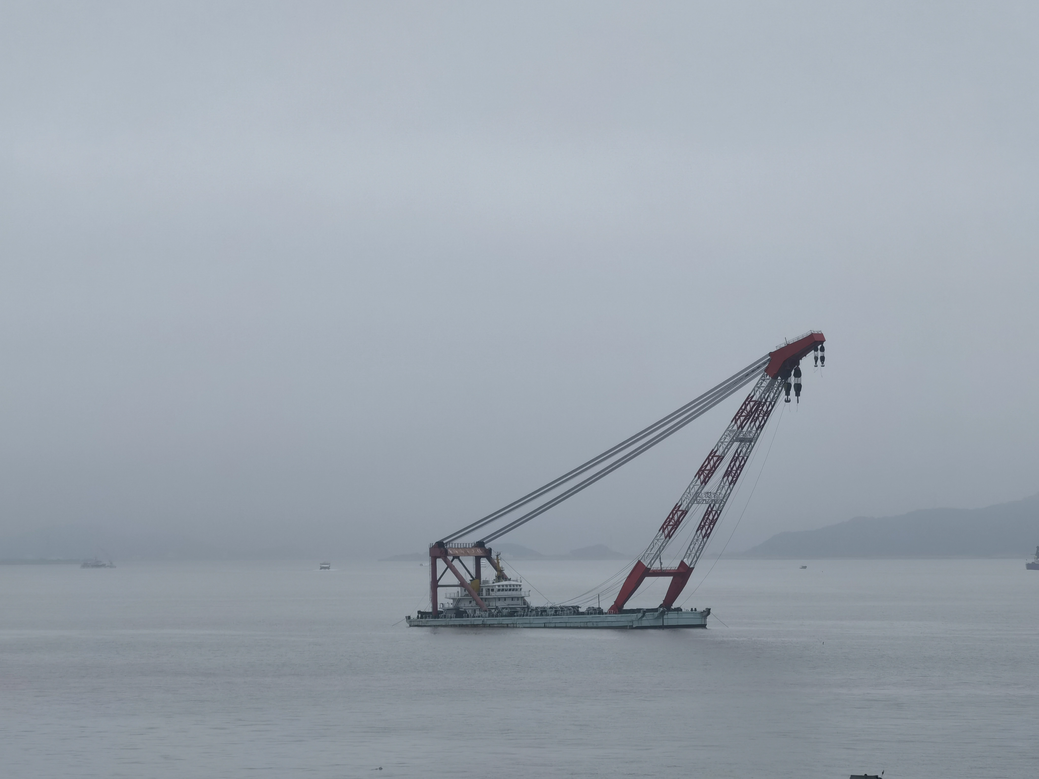 海面上的起重船 海面上的起重船